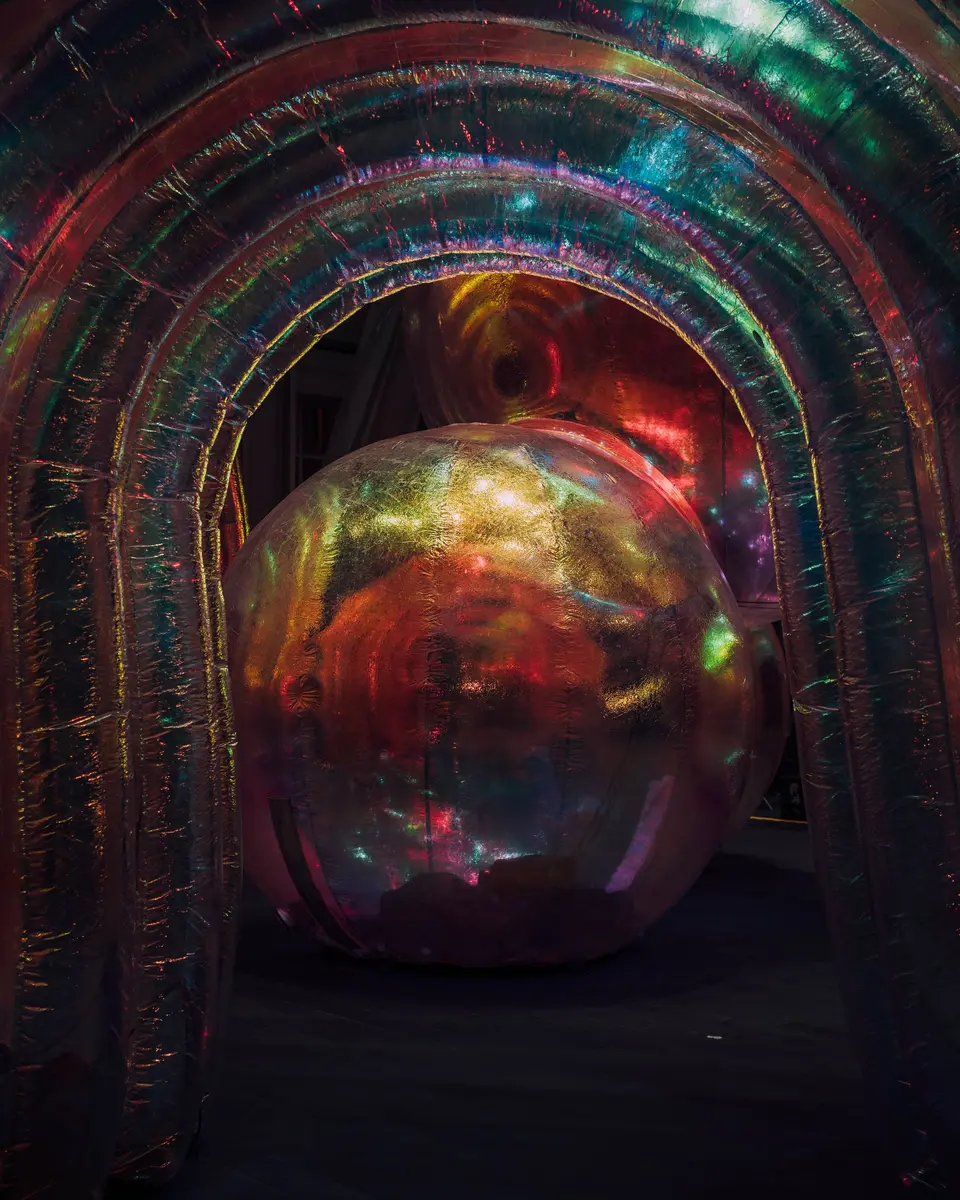 Farbe und reflektiertes Licht in einem aufblasbaren Bogen