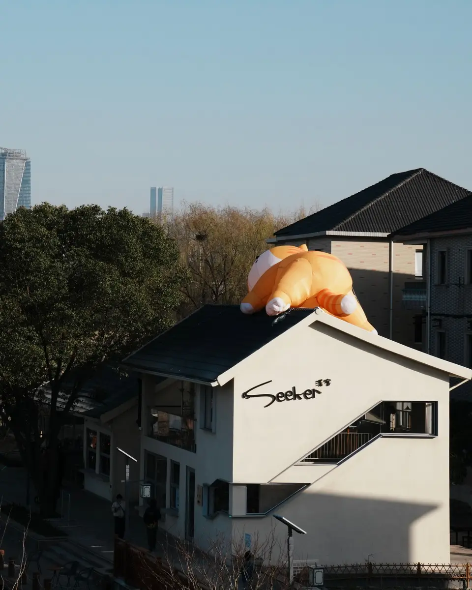 Eine große aufblasbare Figur auf einem Stadtdach