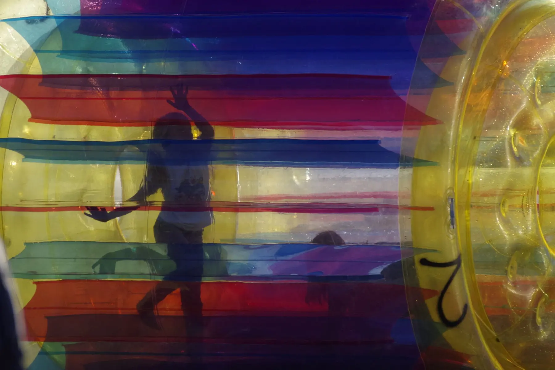 Mehrschichtige Farben im Inneren einer transparenten aufblasbaren Form